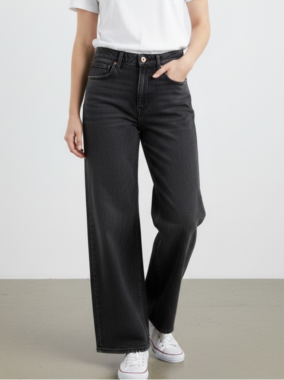 GAP Wide-Leg High-Rise Jeans in Black